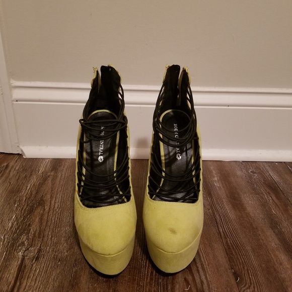 Strappy heels - Picture 3 of 3